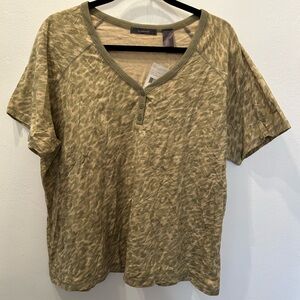 NWT LIZ CLAIBORNE T-SHIRT/BLOUSE SHORT SLEEVE V Neck T-Shirt 2X Camouflage NEW